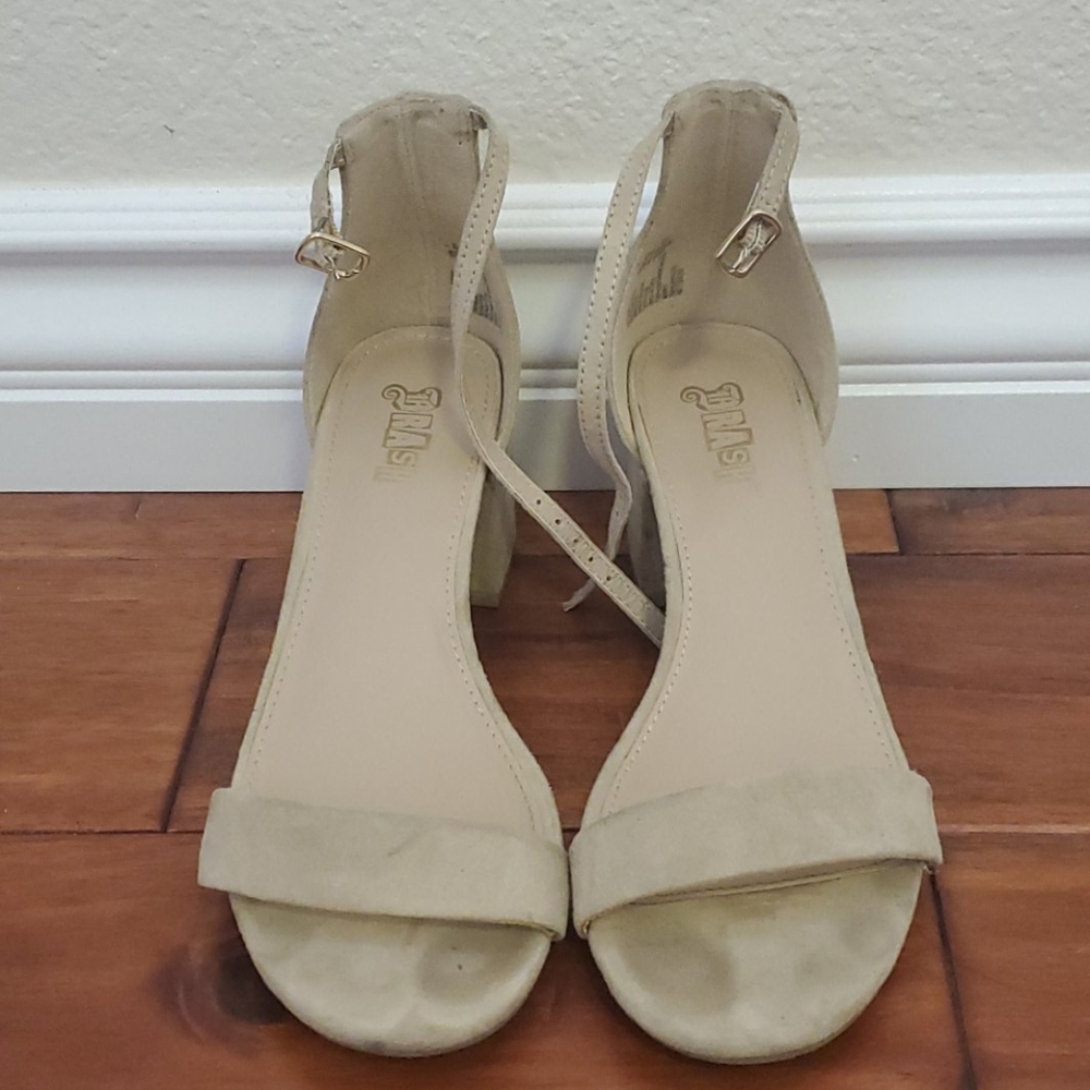 Simple strap heeled sandal